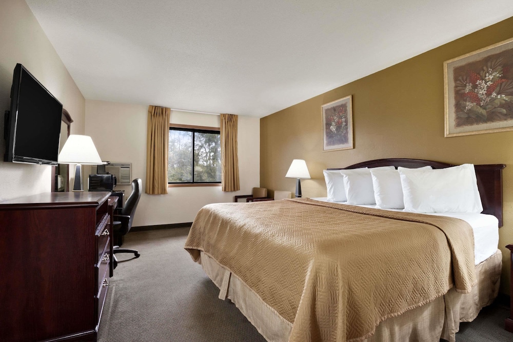 Travelodge by Wyndham La Porte/Michigan City Area 12/50