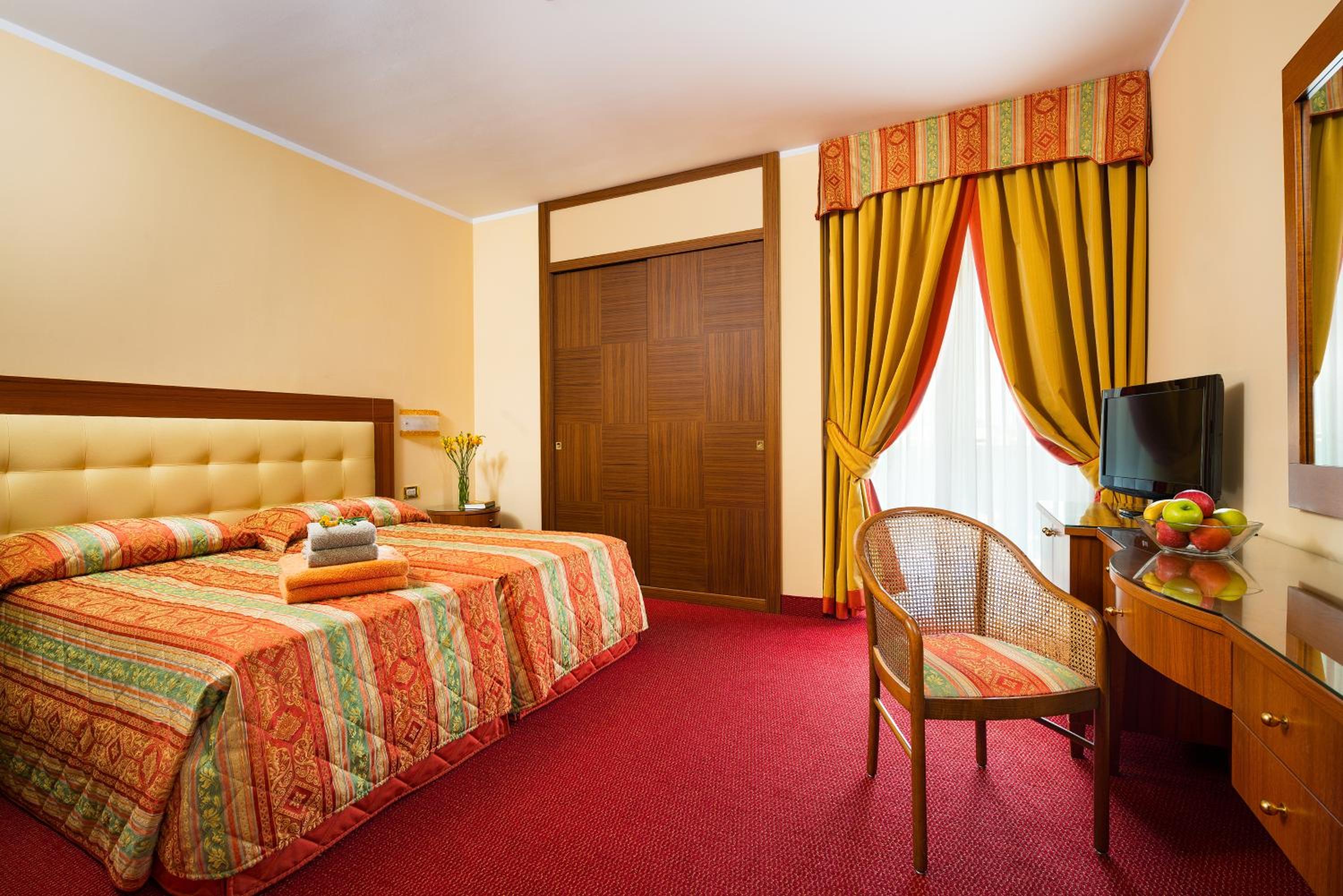 ROOM, DOUBLE OR TWIN BED