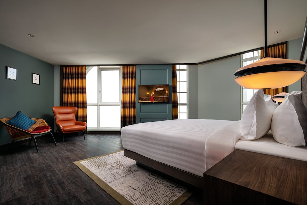 PREMIER EXECUTIVE SUITE