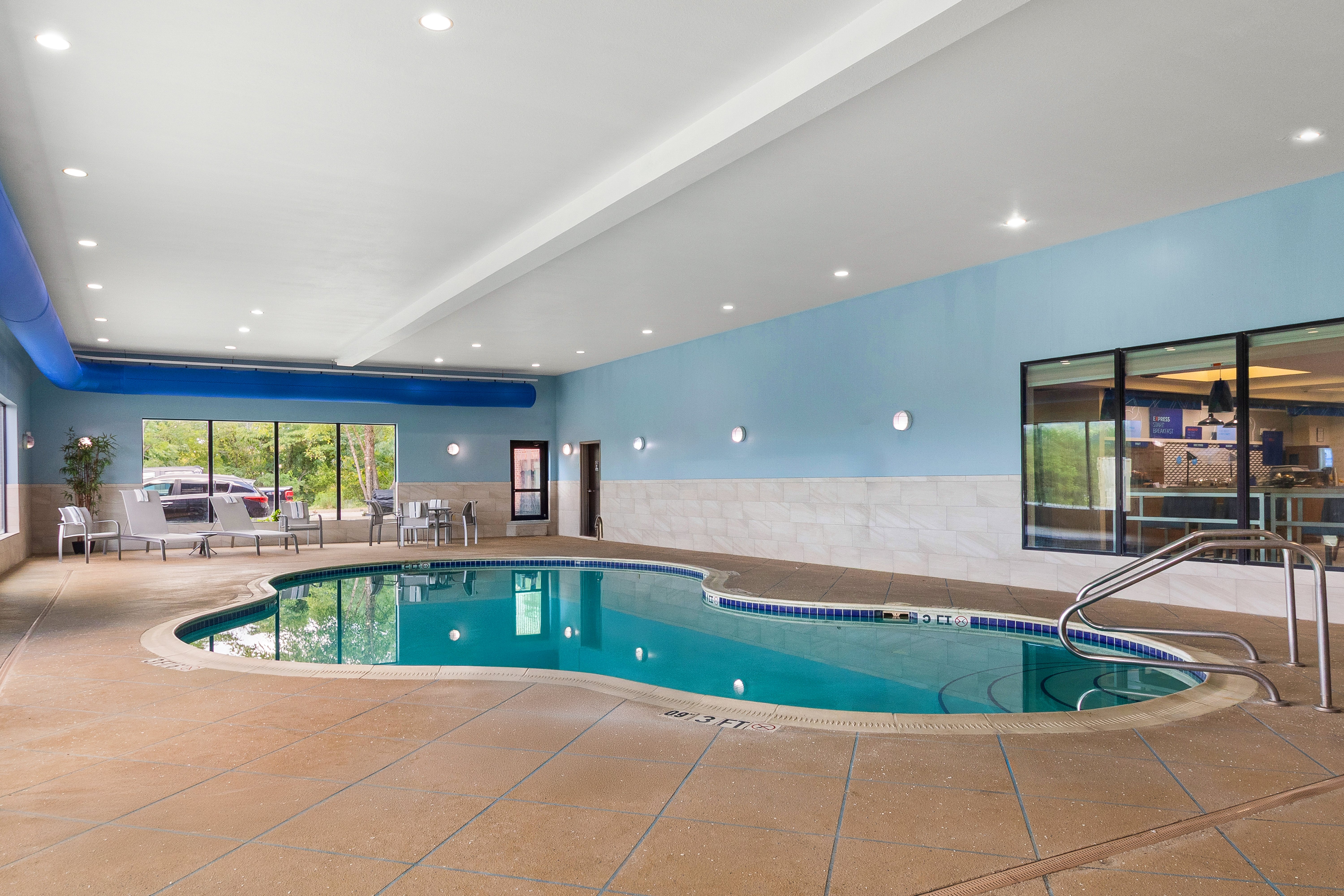 Holiday Inn Express Hotel And Suites Fairmont 38/64
