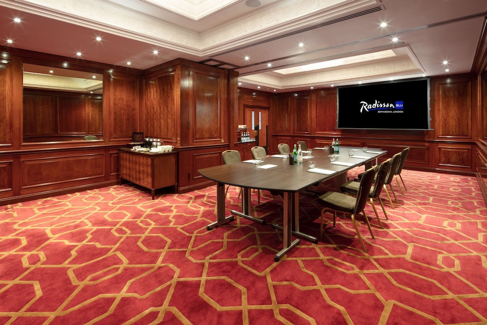 Radisson Blu Hotel, London Heathrow 51/55
