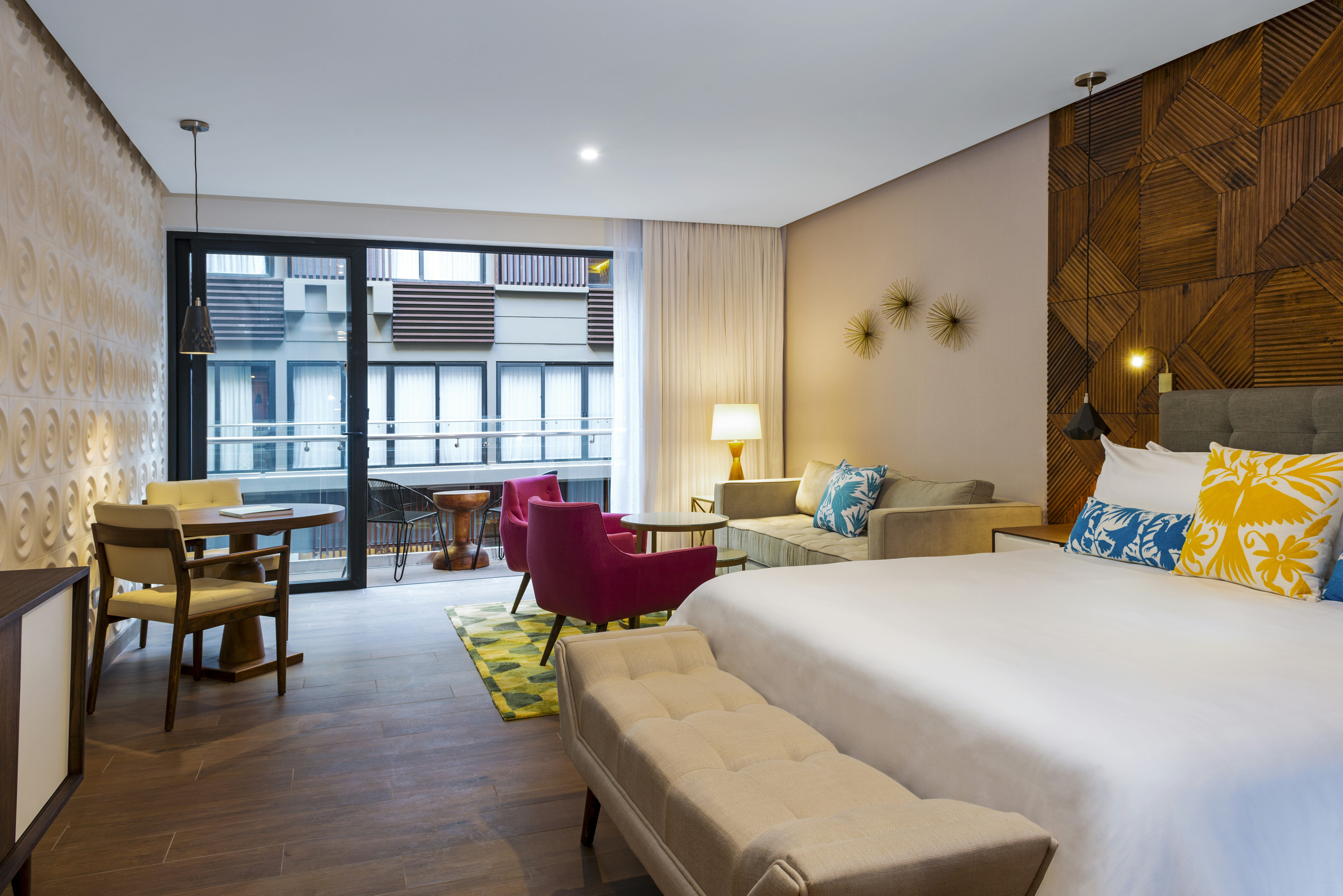 Court, Superior, King Bed