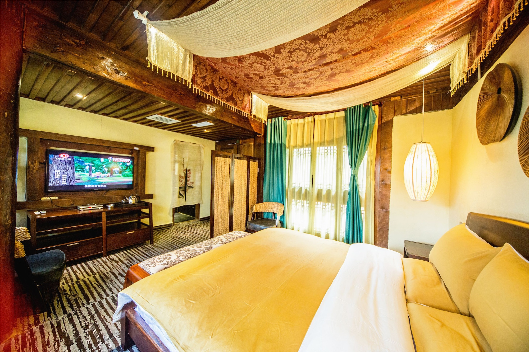DELUXE, DOUBLE BED