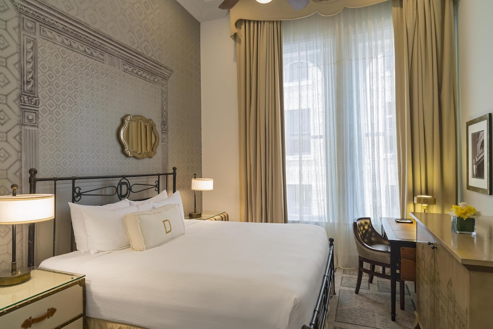Petite, Queen Bed