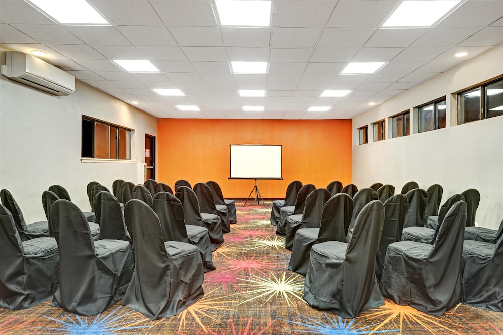 Days Inn by Wyndham Woodbury Long Island 21/23