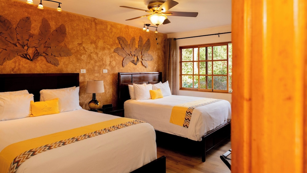 DELUXE, 2 QUEEN BEDS