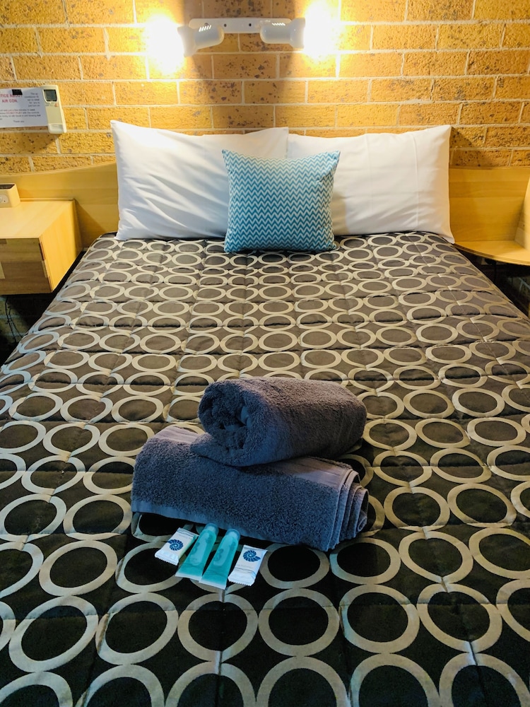 Town & Country Motor Inn 30/58