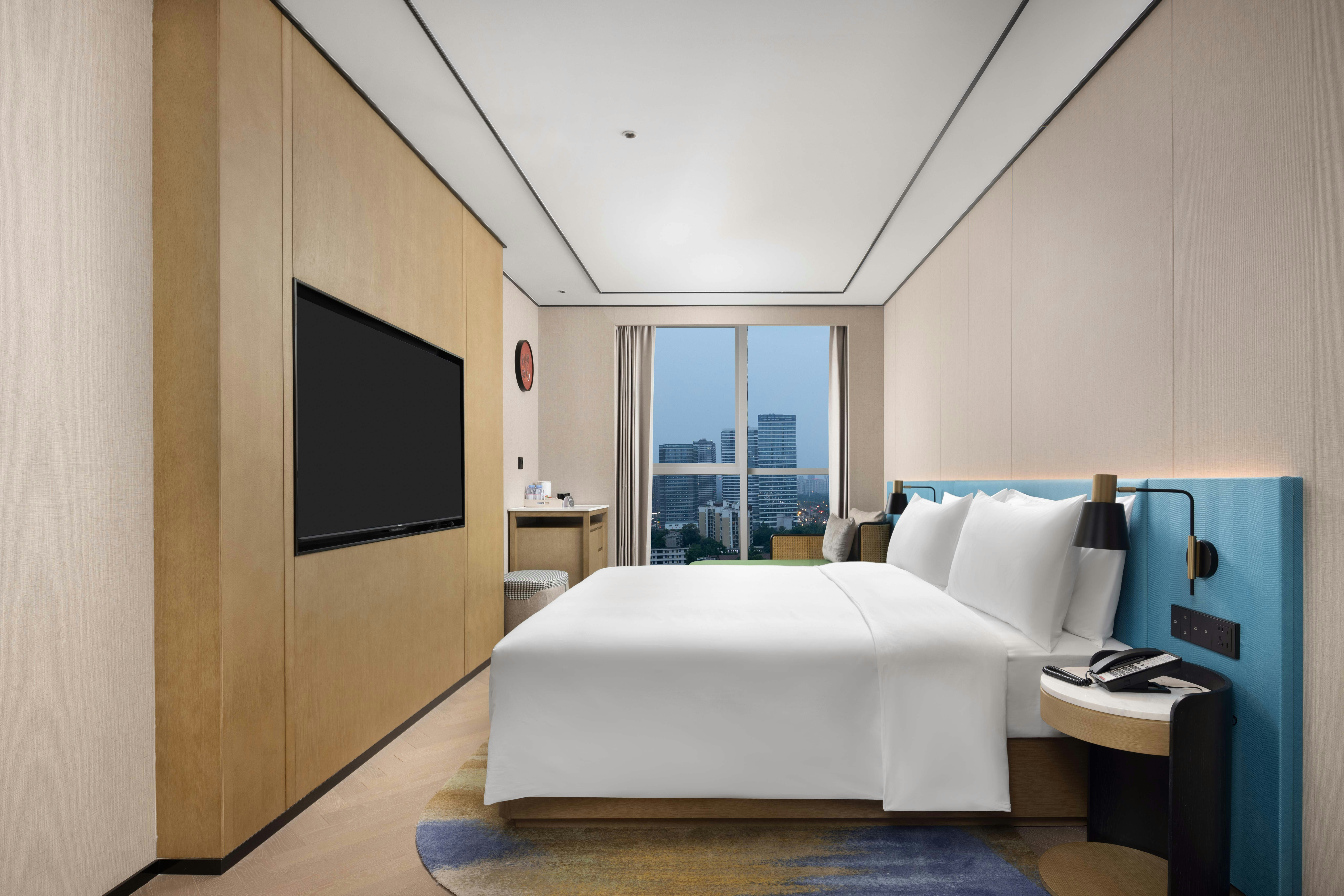 DELUXE, SUITE, KING BED