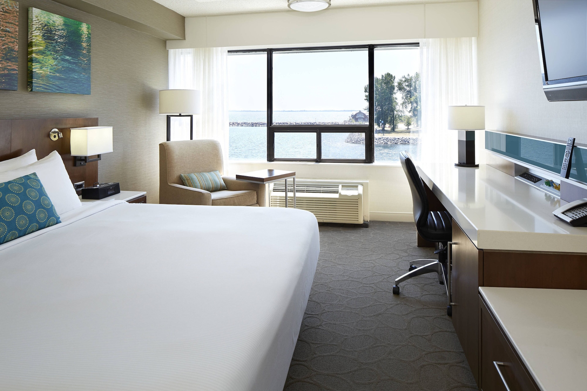 DELUXE, KING BED