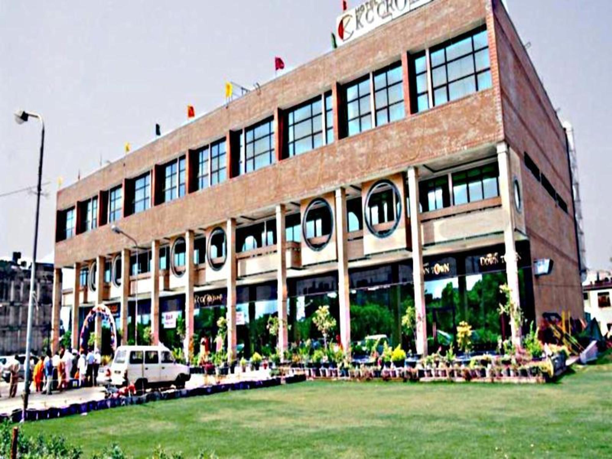 Hotel K.C. Cross Road 4/50