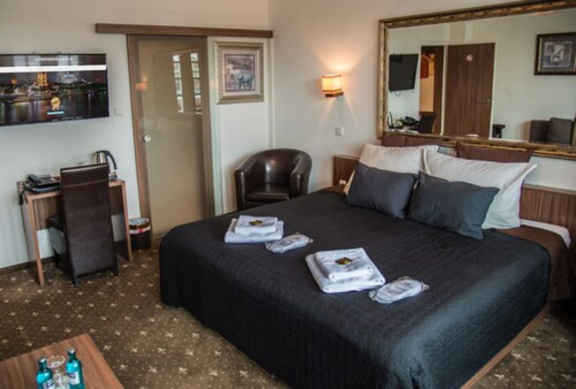 ROOM, TRIPLE, RIVER VIEW