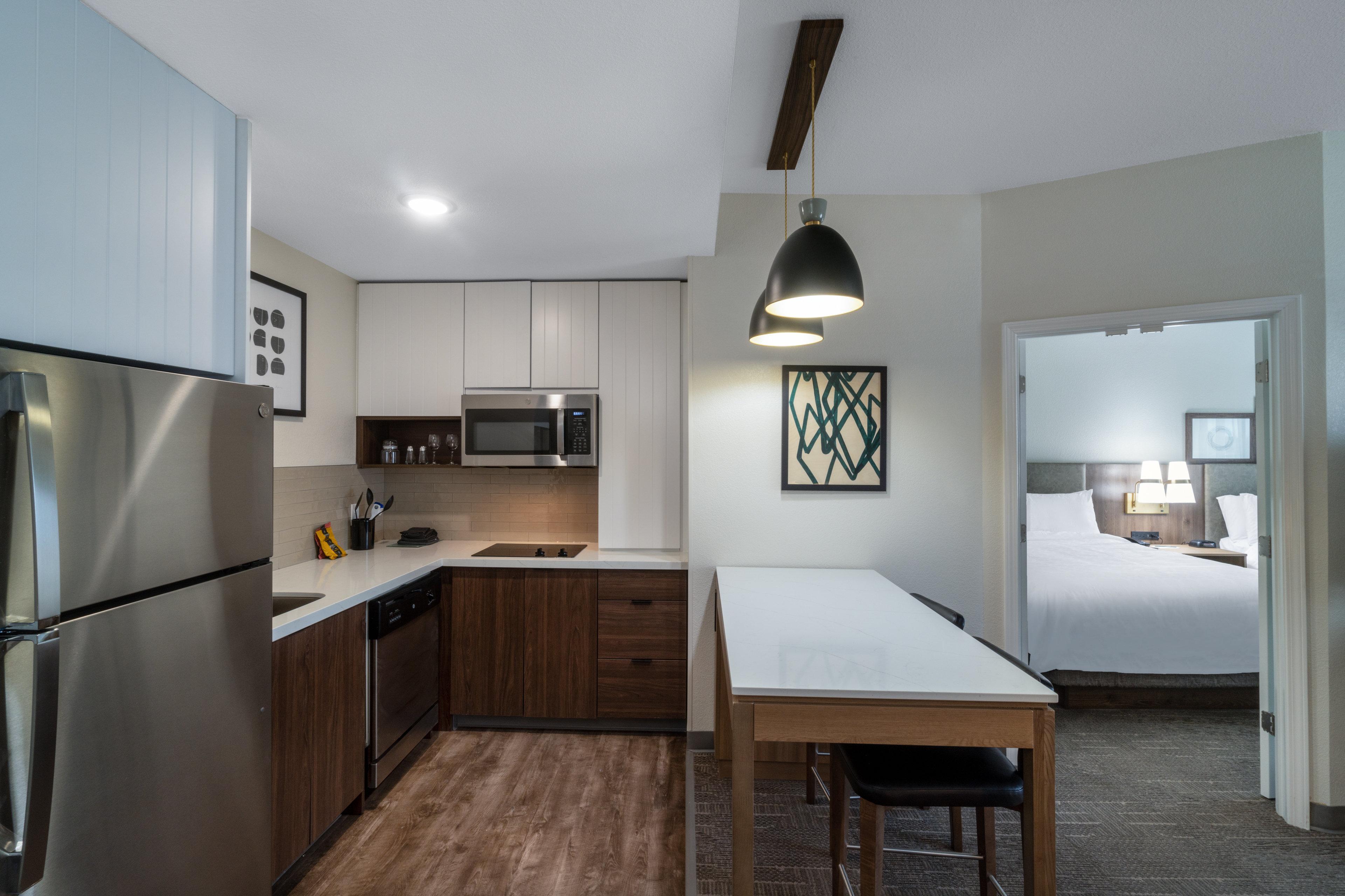 جناح بسريرين كوين بغرفة نوم واحدة مع أريكة، Staybridge Suites Flowood 2/4