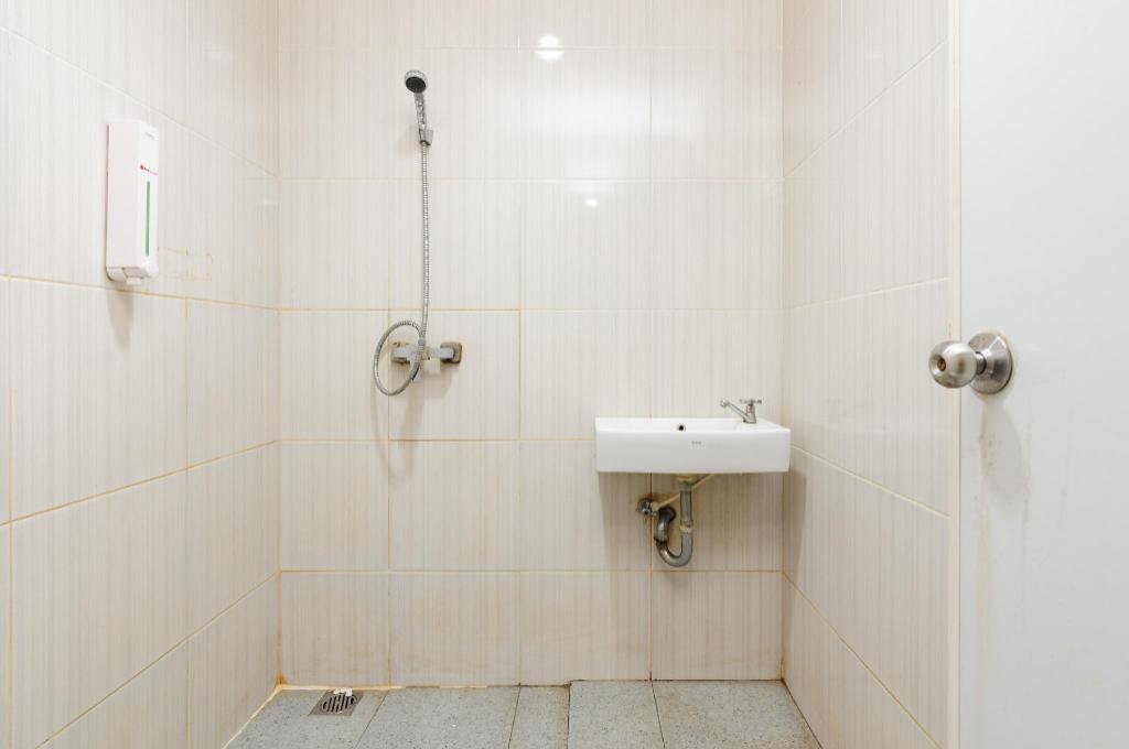 Reddoorz Plus Near Mall Ciputra Jakarta 50/51