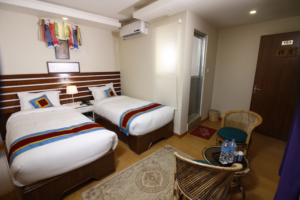 DELUXE, TWIN BEDS