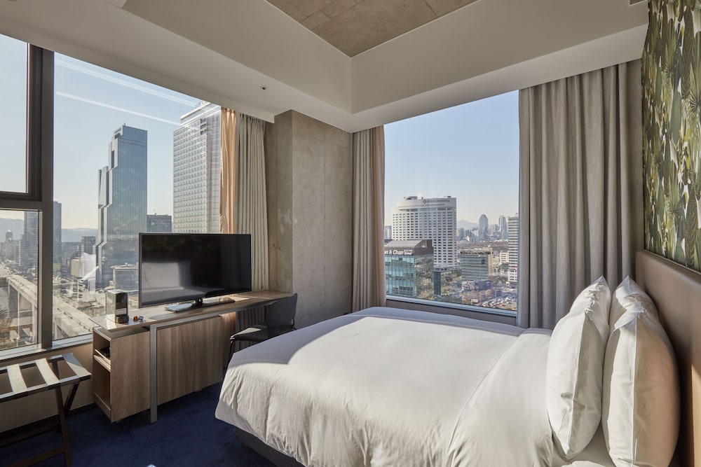 Hotel In 9 32/66