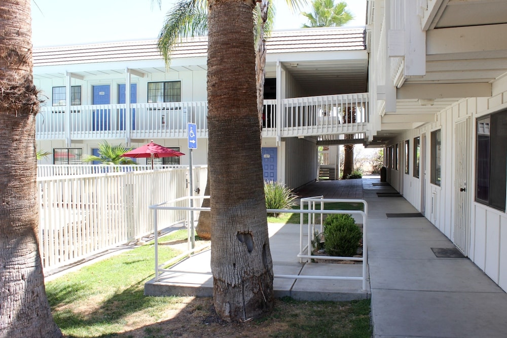 Motel6 Coalinga, CA - East 36/45