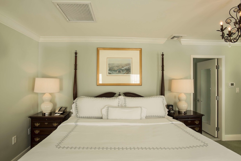 FRENCH QUARTER, SUITE