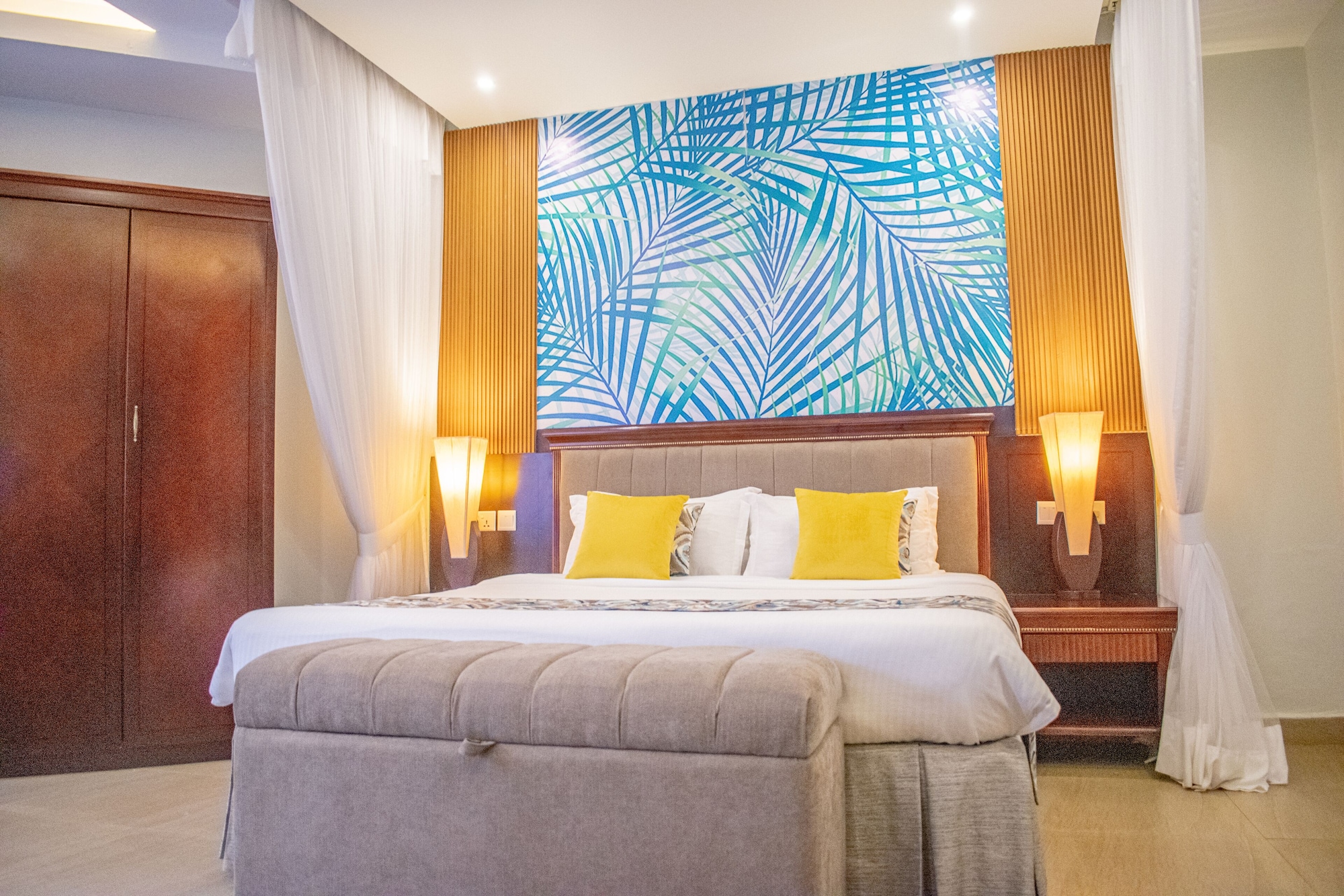 1 BEDROOM, SUITE