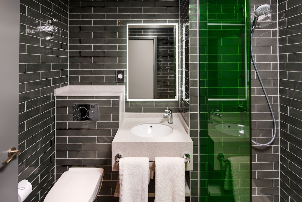 IBIS STYLES LONDON EALING 74/76