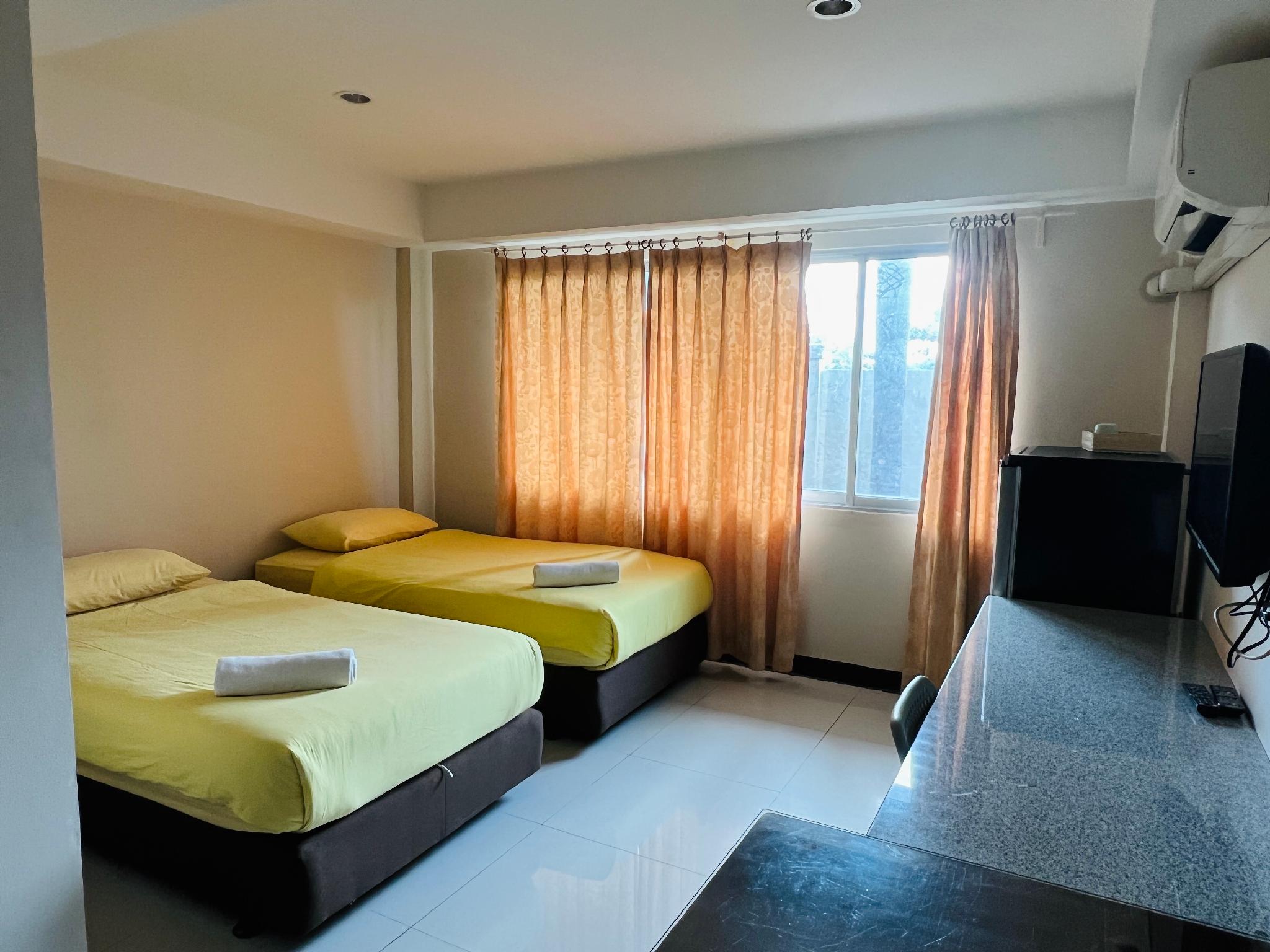 غرفة بسريرين منفصلين