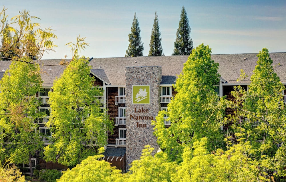 Lake Natoma Inn 42/46