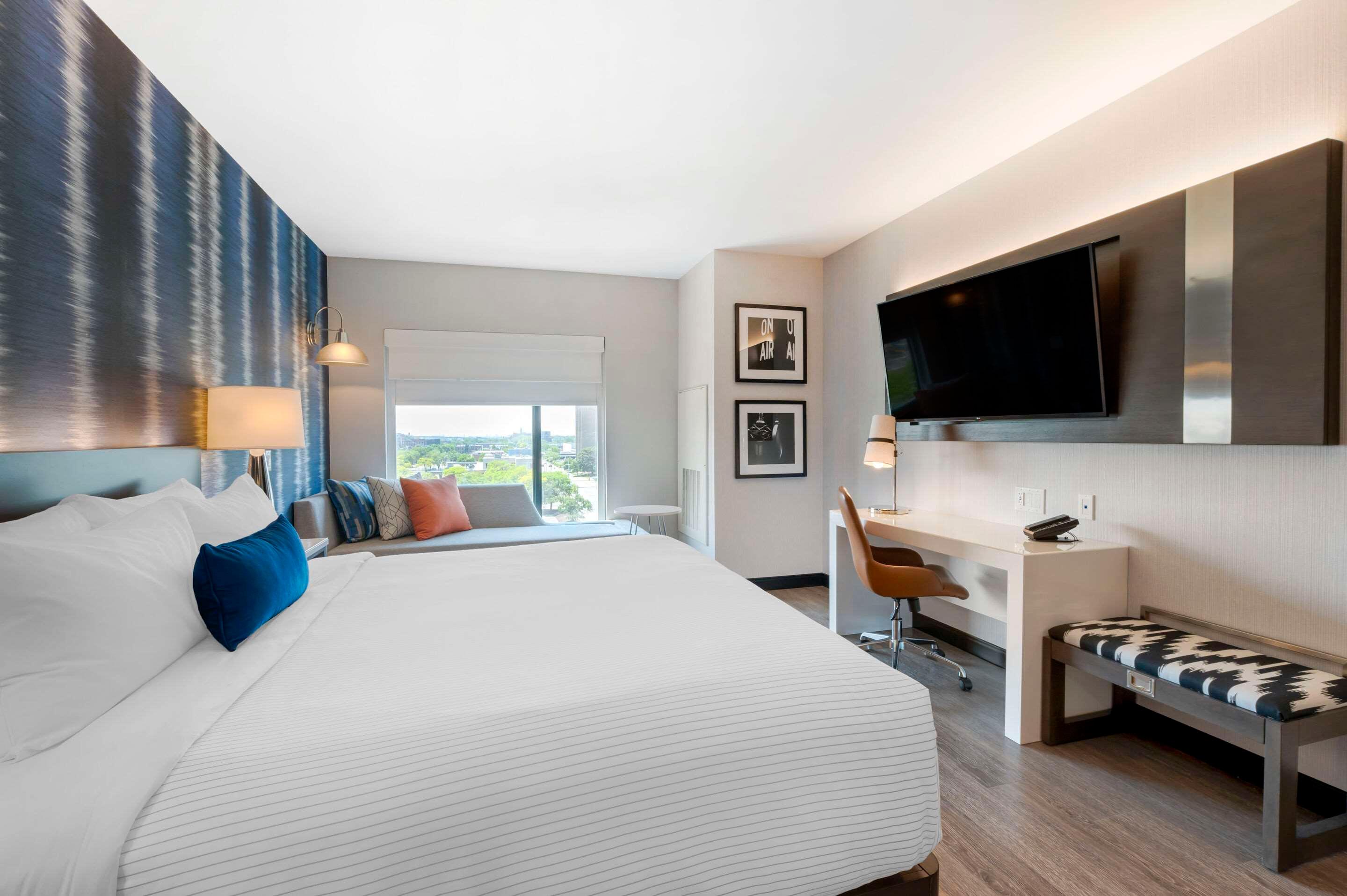 ROOM, KING BED