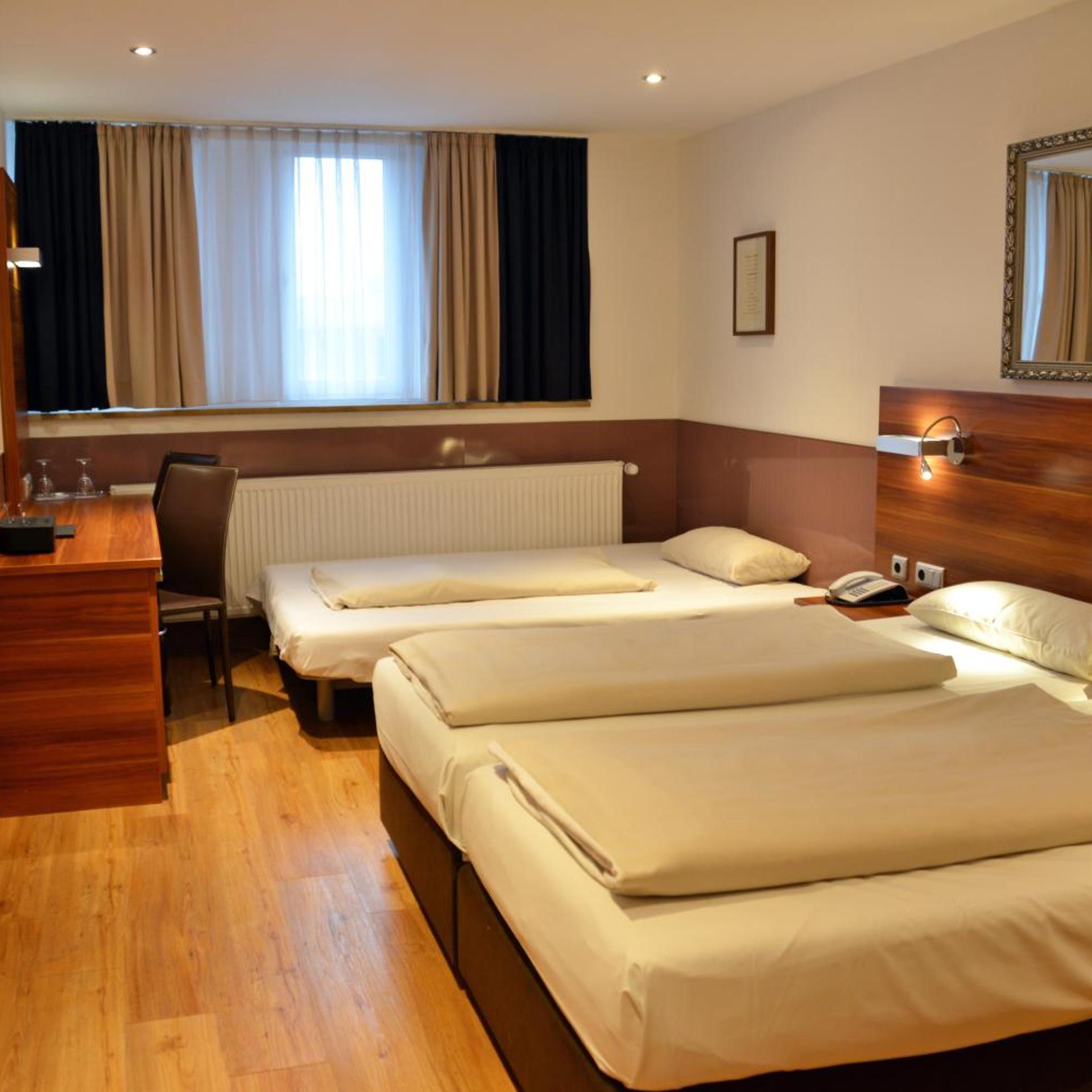 غرفة ثلاثية، Arthotel Munich 2/10