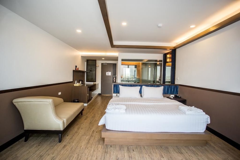Blu Hotel Nakhon Phanom 7/35