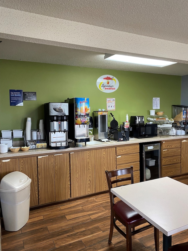 Super 8 by Wyndham Toledo 17/20