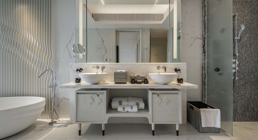 Wellbeing Sanctuary Pool Suite King