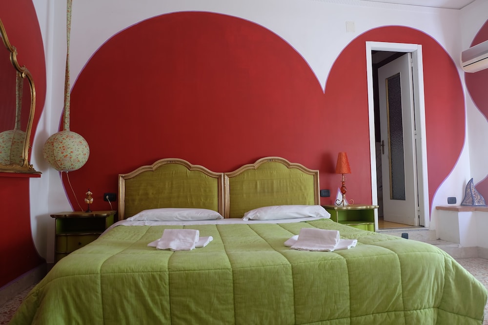 ROOM, DOUBLE BED