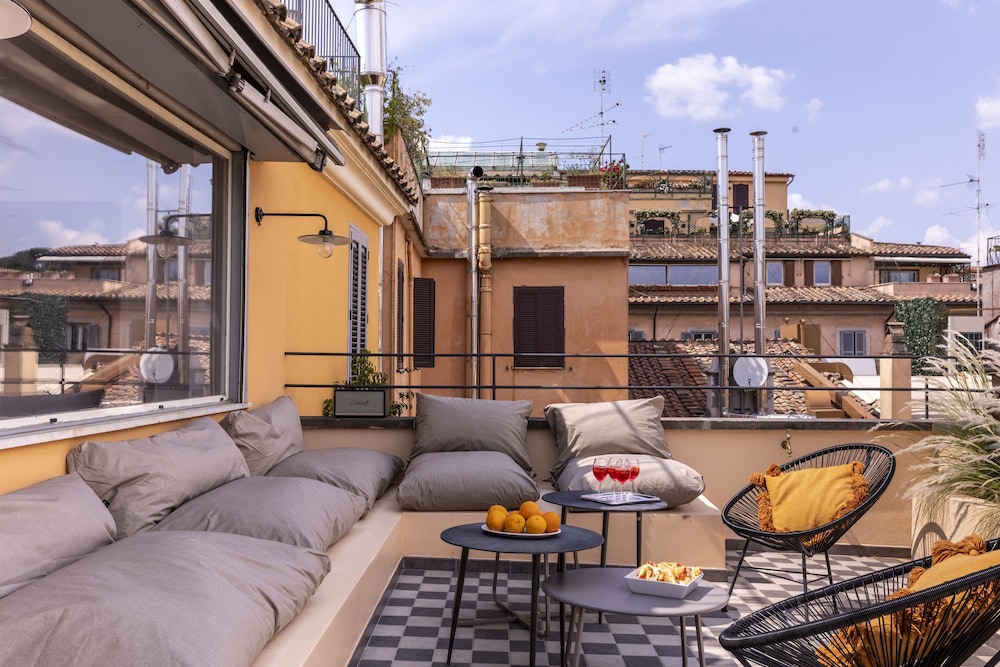 Rome Accommodation Condotti with terrace 34/50