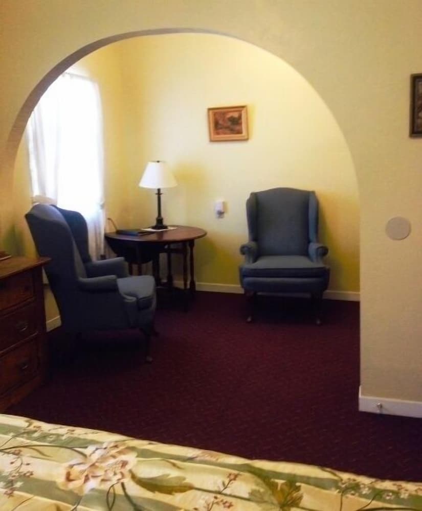 Historic Cary House Hotel 49/51