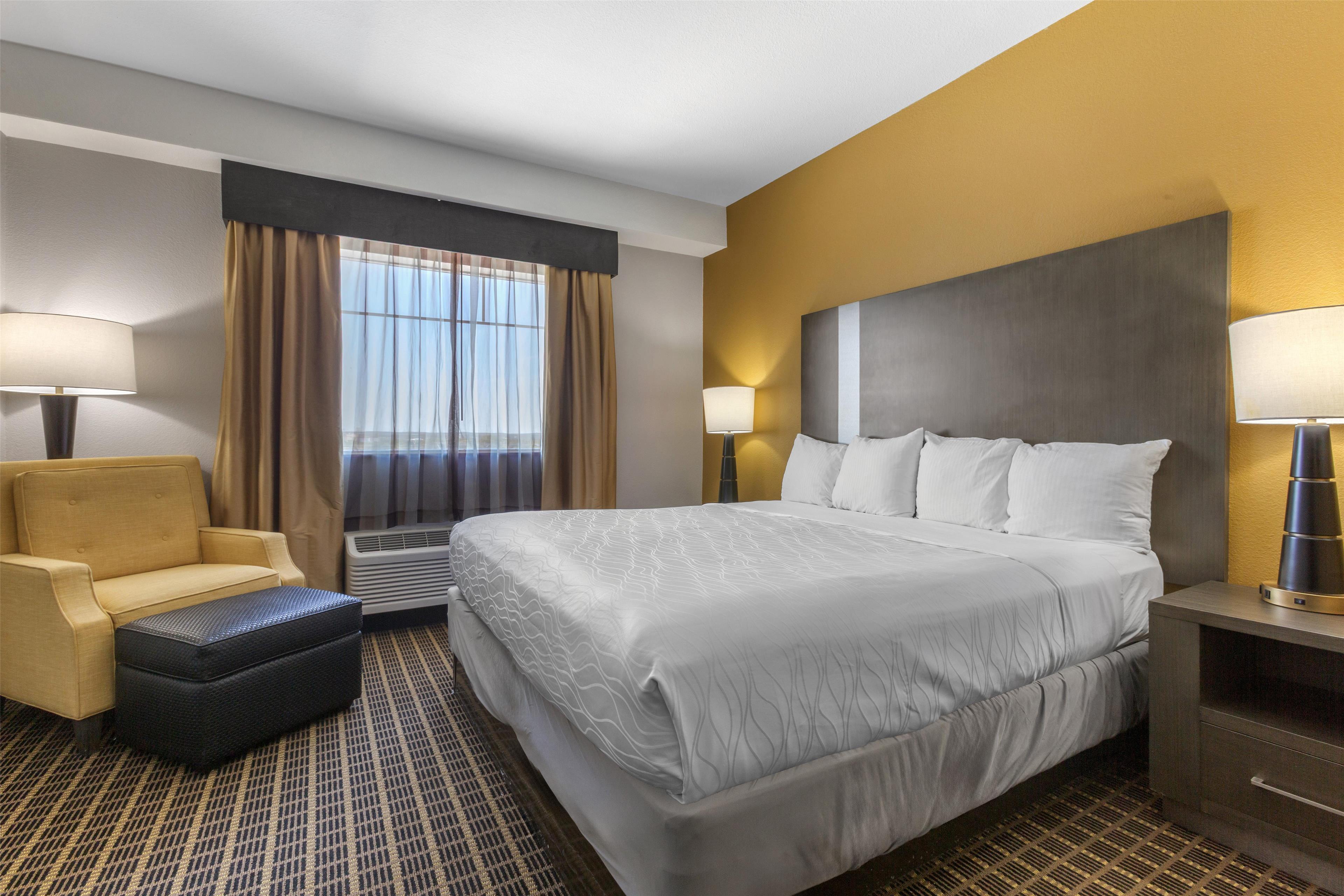 Suite, King Bed, Accessible