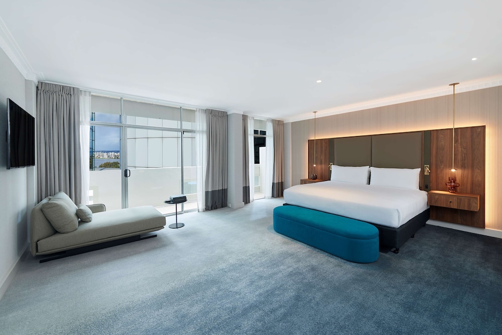 Parmelia Hilton 10/65