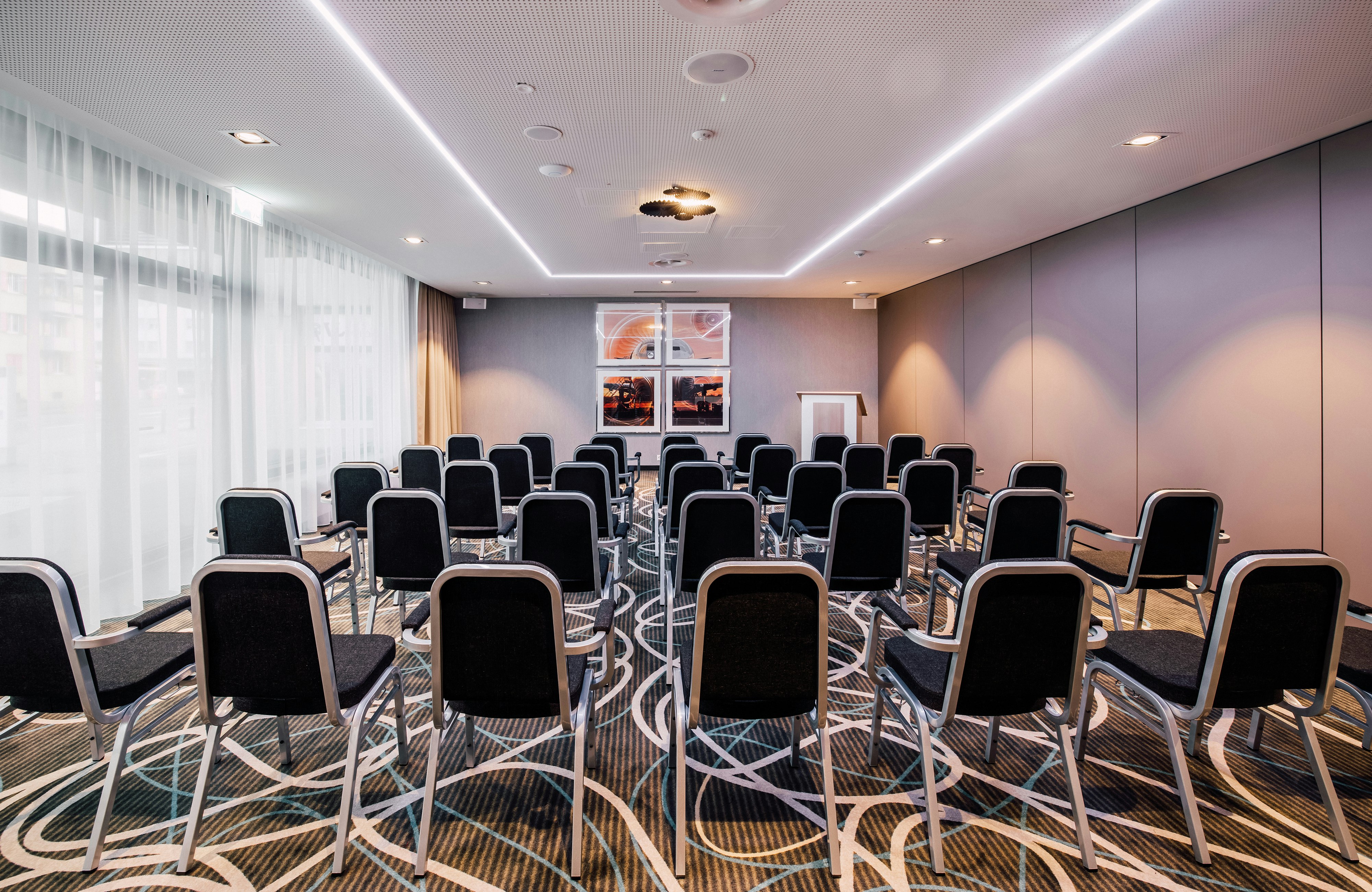 Leonardo Hotel Zurich Airport 70/76