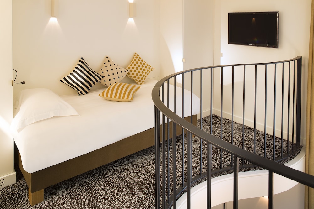 Hotel Marignan Champs Elysees 26/70
