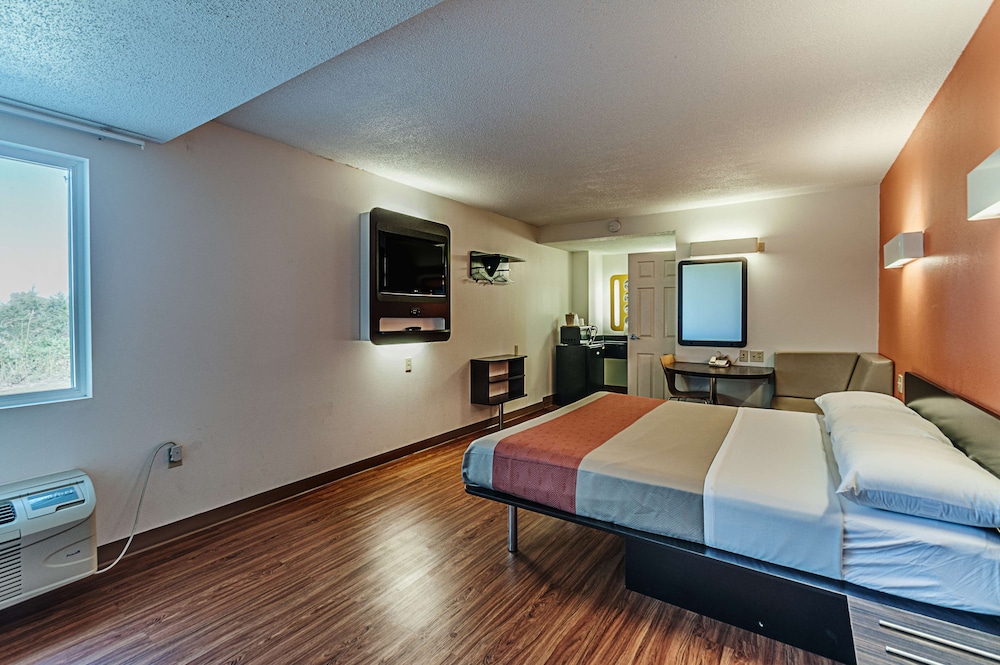 Motel6 Martinsburg, WV 28/42