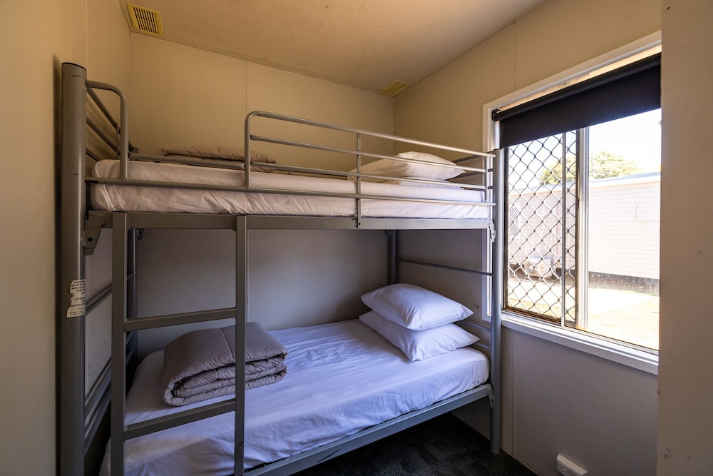 كابينة اقتصادية عائلية بسرير مزدوج وسرير بطابقين، Nrma Dubbo Holiday Park 3/5