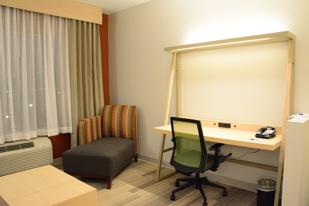 Holiday Inn Express Suites Lexington Park California 51/54
