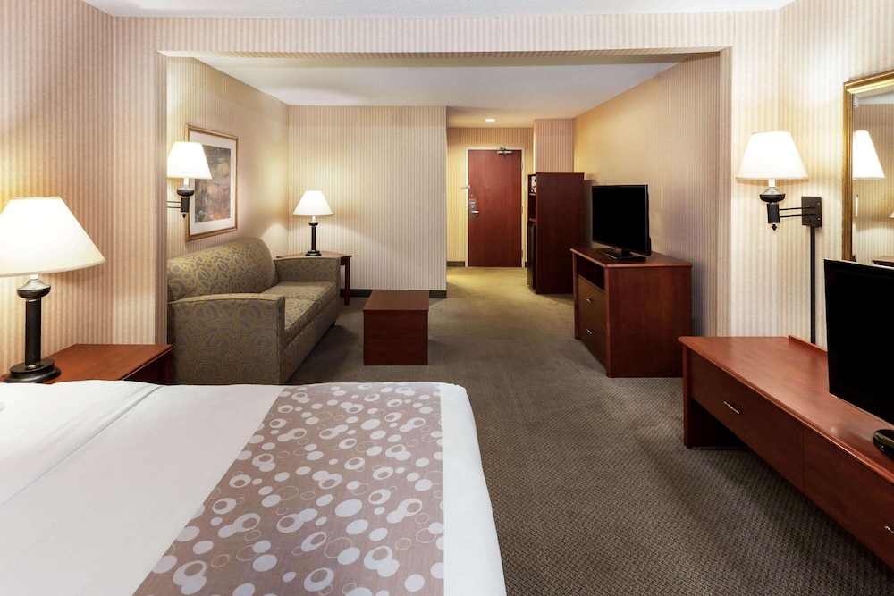 La Quinta Inn & Suites by Wyndham Milwaukee SW New Berlin 9/38