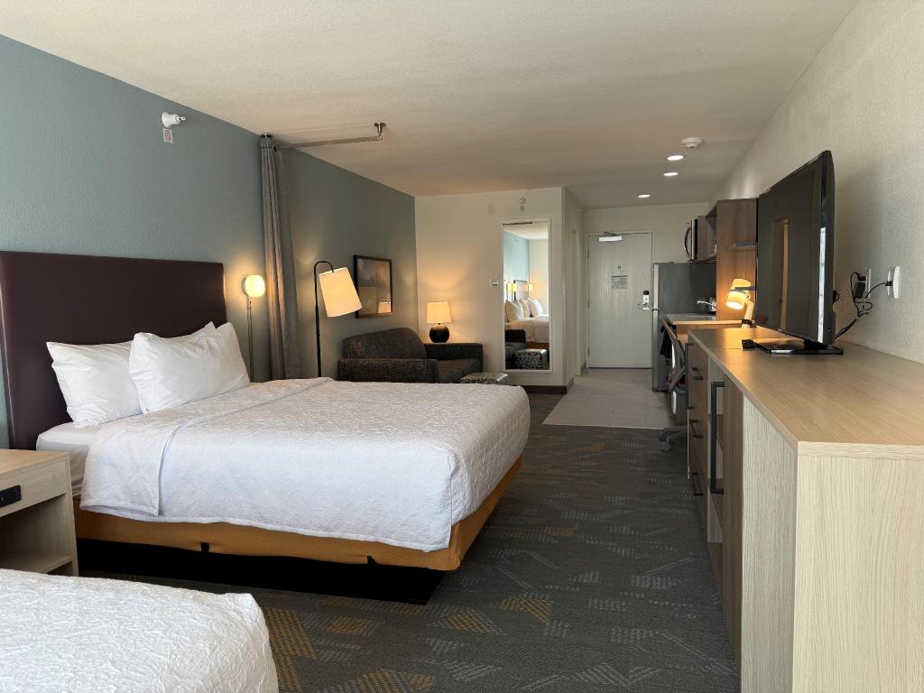 STUDIO, SUITE, 2 QUEEN BEDS, BALCONY, CORNER