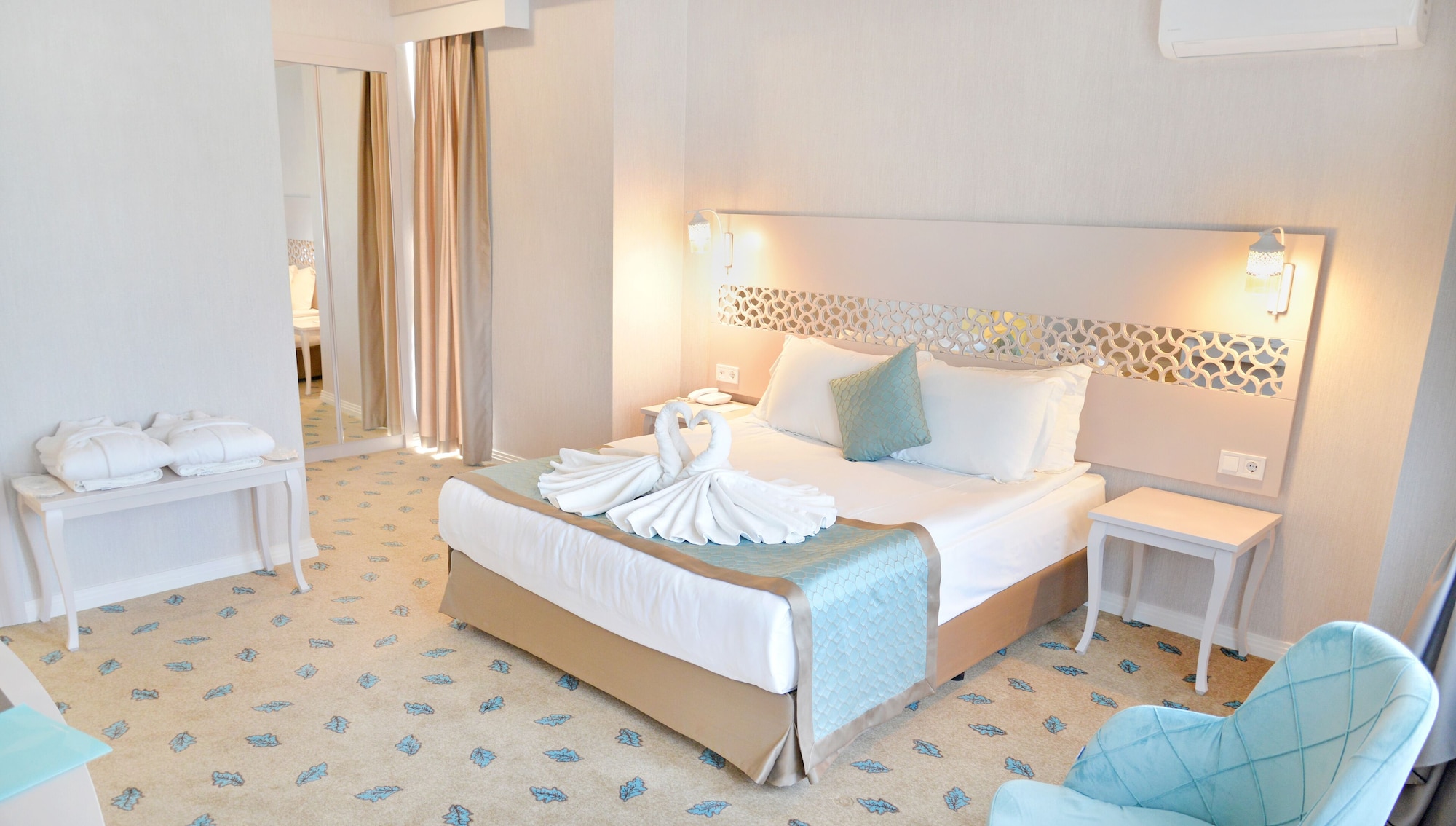 SUITE, DOUBLE BED, SOFA