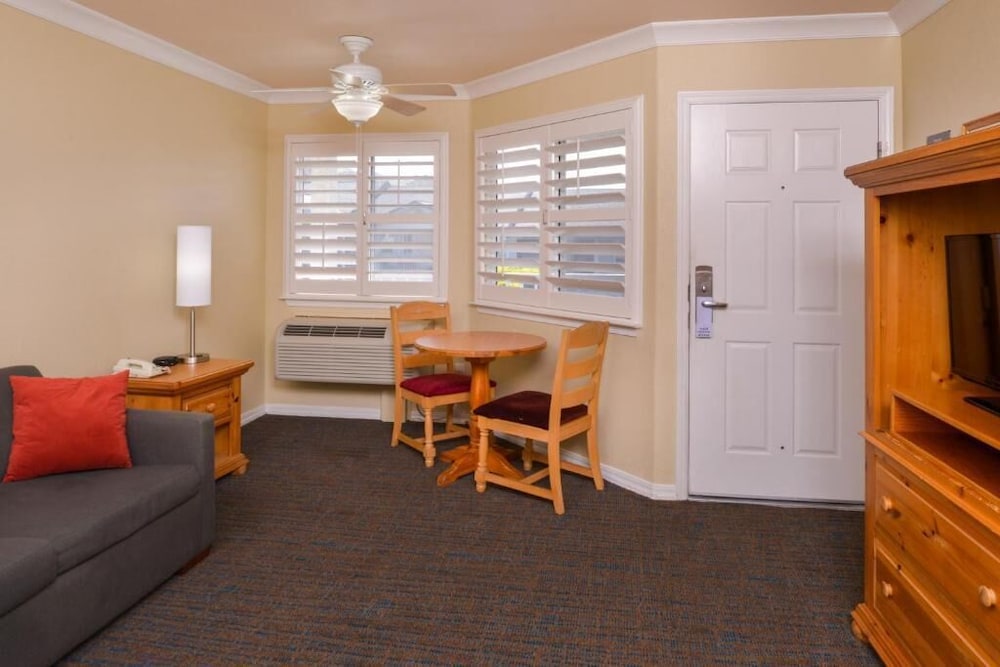 Cayucos Beach Inn 40/64