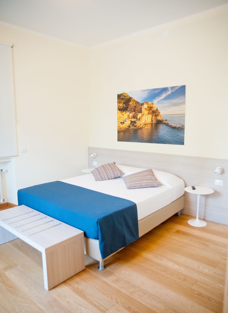 STANDARD, QUEEN BED