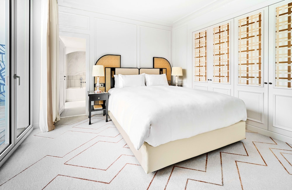 جناح بسرير فردي بإطلالة على الحديقة بشرفة بغرفة نوم واحدة مع أريكة، Carlton Cannes, a Regent Hotel 4/6