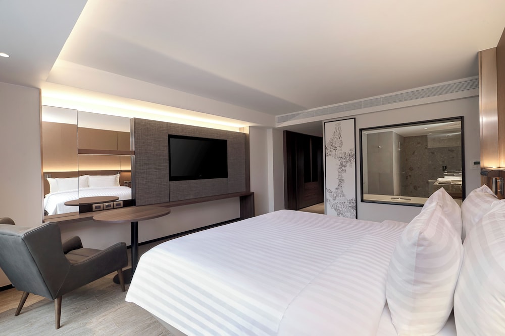 PREMIER, KING BED, POOL VIEW