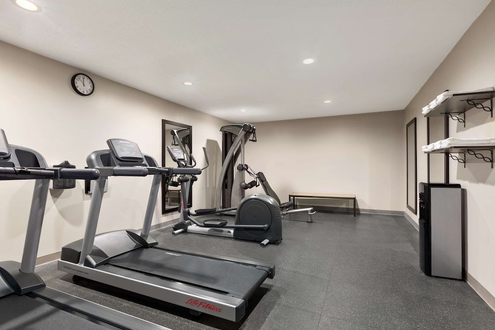 Country Inn and Suites by Radisson, Dahlgren-King George, VA 23/53