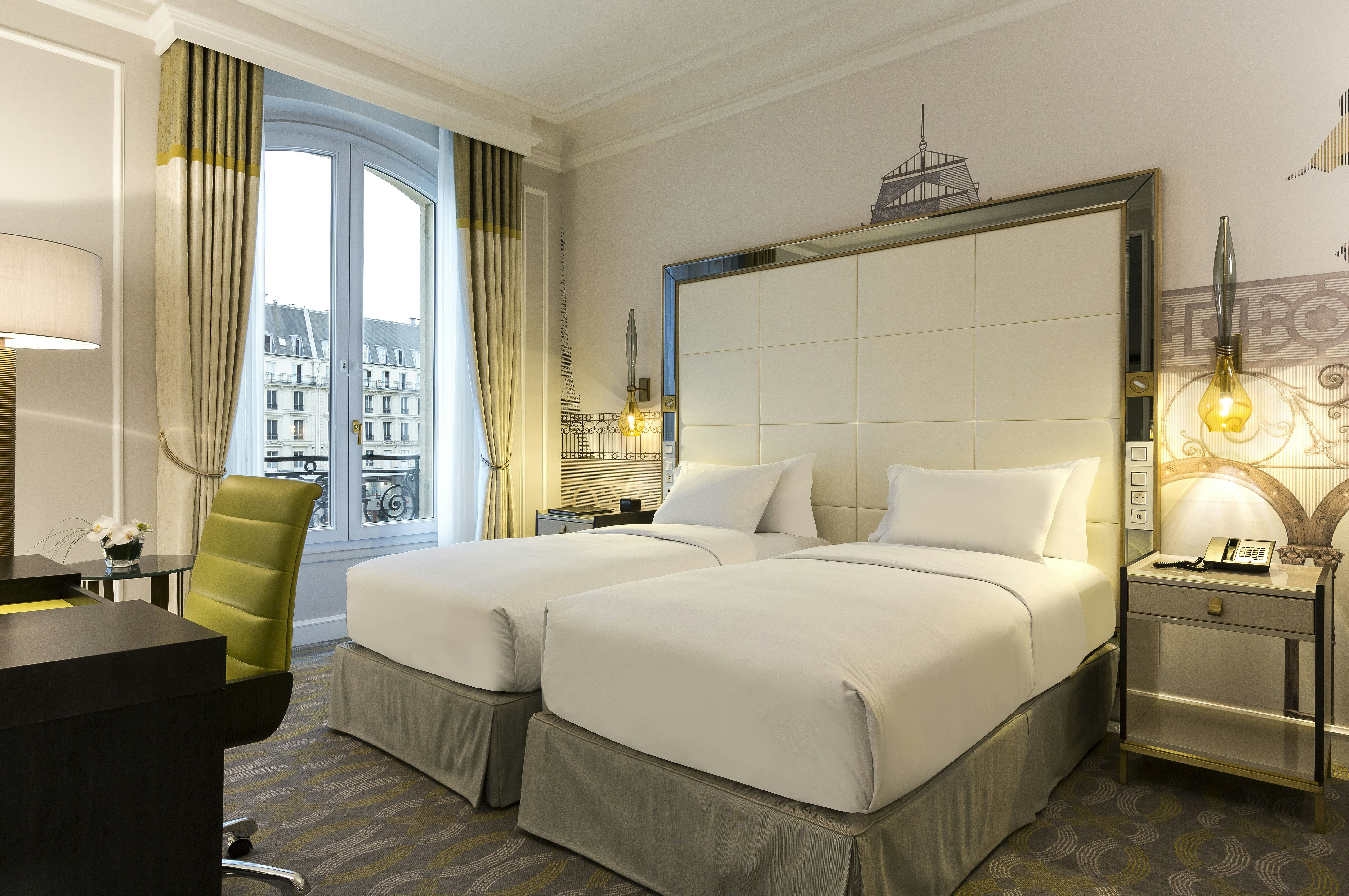 DELUXE, TWIN BEDS