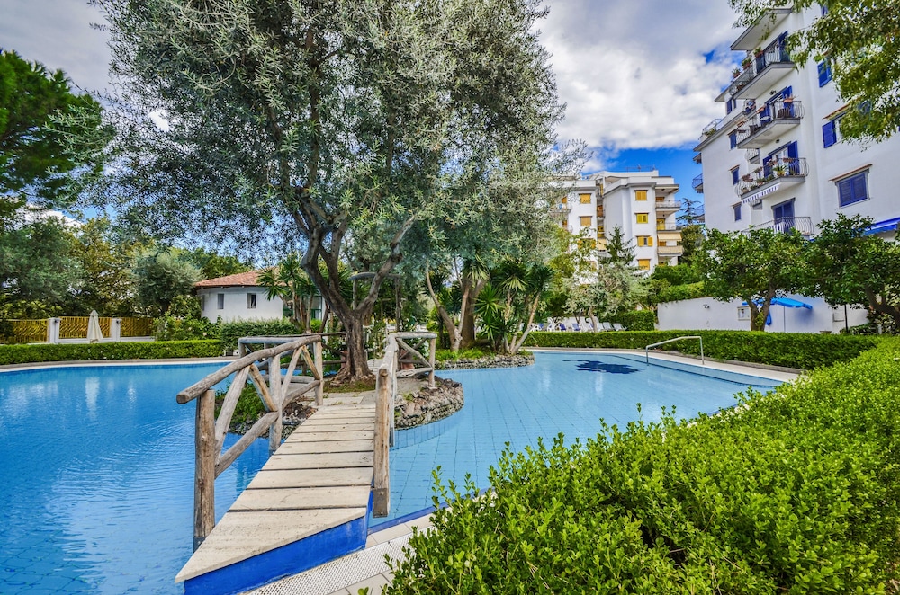 Sorrento Pool And Suites 25/29